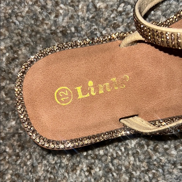 Elegant Butterfly Embellished Sandals - Picture 3 of 5